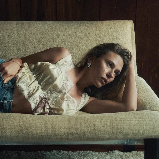 Η Scarlett Johansson ξαναβλέπει τις ταινίες της και αποκαλύπτει τις άγνωστες ιστορίες από τα γυρίσματα