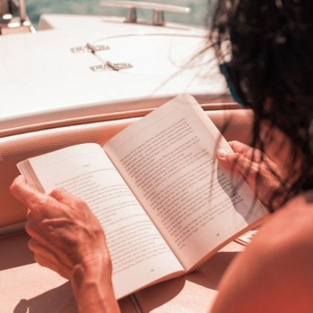 The Book Club: Οι editors του GLOW μοιράζονται δώδεκα νέα βιβλία για κάθε στιγμή του καλοκαιριού
