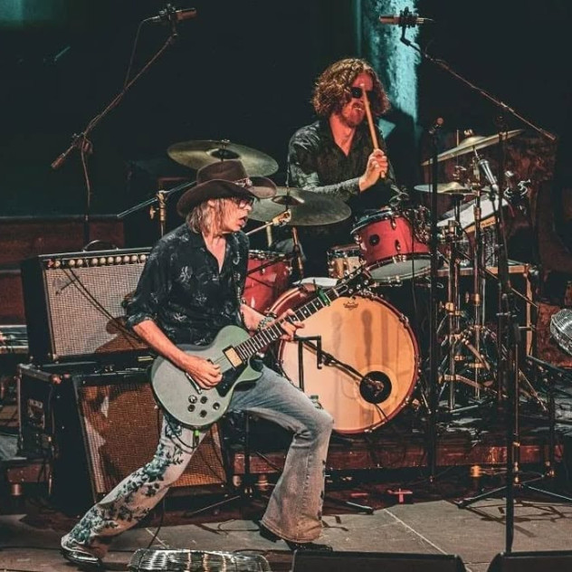 The Waterboys στο Sani Festival 2026: Η ιστορία της θρυλικής μπάντας που άλλαξε τη βρετανική rock