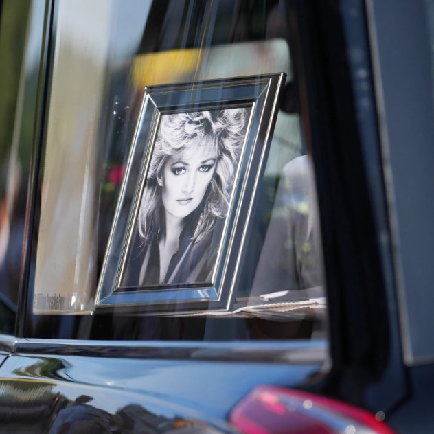 Το τελευταίο «αντίο» στη Bonnie Tyler: Κόσμος, μουσική και συγκίνηση για τη θρυλική φωνή της Ουαλίας