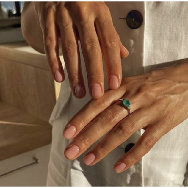 Italian Manicure: Το πιο chic κόλπο για να κάνετε τα νύχια σας να δείχνουν πιο μακριά