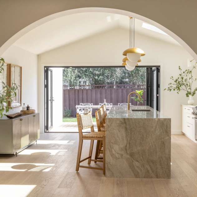 Η λευκή κουζίνα και οι νέοι κανόνες του interior design που τις φέρνουν και πάλι στο προσκήνιο