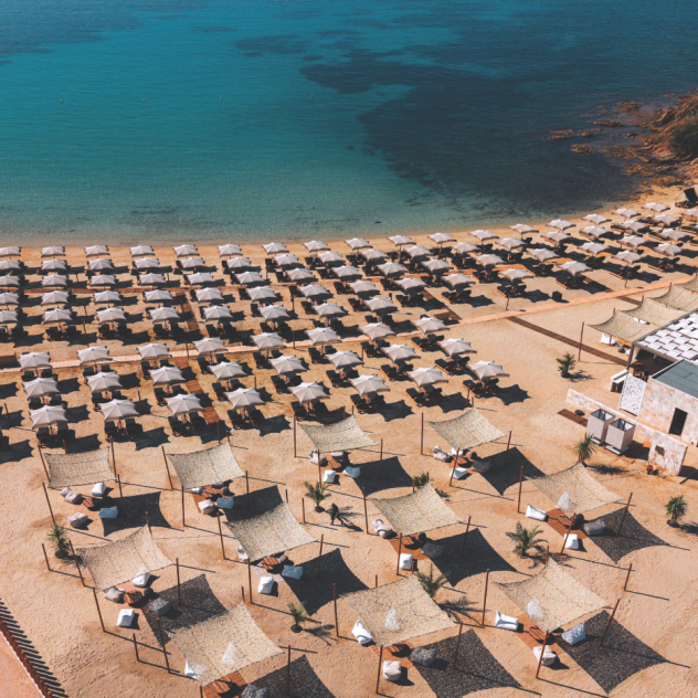 Το beach bar της Χαλκιδικής που δίνει ﻿πολυτελή τόνο στις καλοκαιρινές αποδράσεις ﻿δίπλα στη θάλασσα