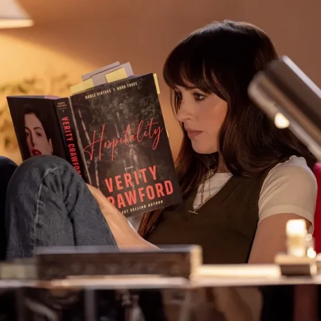 Το νέο trailer της ταινία “Verity” με την Anne Hathaway και τη Dakota Johnson ανεβάζει την ένταση