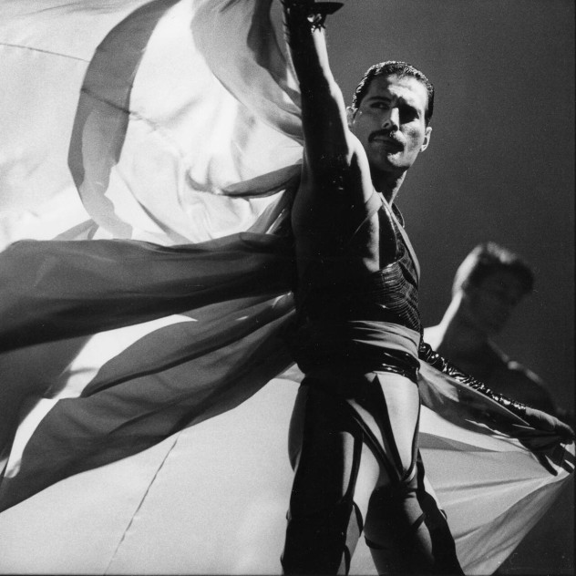 Το Victoria & Albert Museum του Λονδίνου φέρνει ξανά στη σκηνή τον Freddie Mercury μέσα από τα πιο εμβληματικά looks του