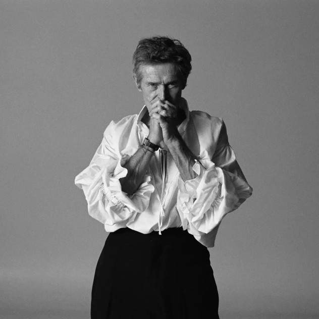 Ο Willem Dafoe φωτογραφίζεται και μιλά για την τέχνη, τη ζωή και την ανάγκη να παραμένει πάντα σε κίνηση