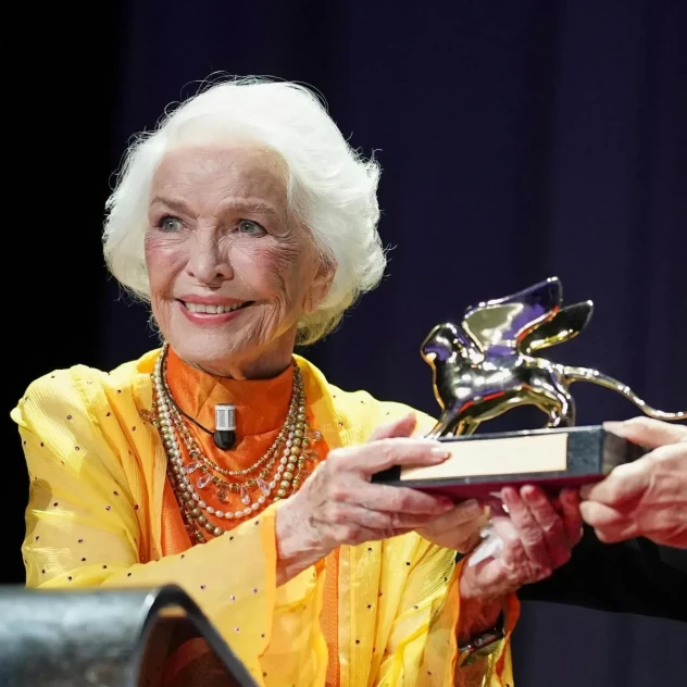 Στα 93 της, η ηθοποιός Ellen Burstyn αποδεικνύει ότι η ηλικία είναι απλώς ένας αριθμός