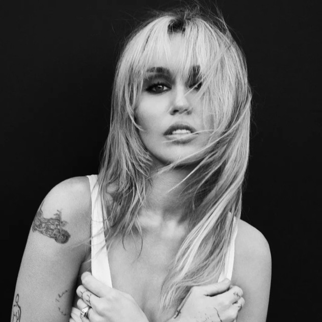 Η Miley κυκλοφορεί το videoclip του “Bass Persuades” σηματοδοτώντας μια νέα, πιο χορευτική εποχή