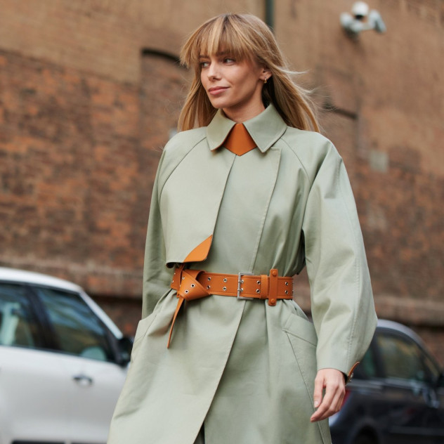 Όταν πέφτει η θερμοκρασία, αυτά είναι τα 6 stylish looks με καμπαρντίνα που επιλέγουμε