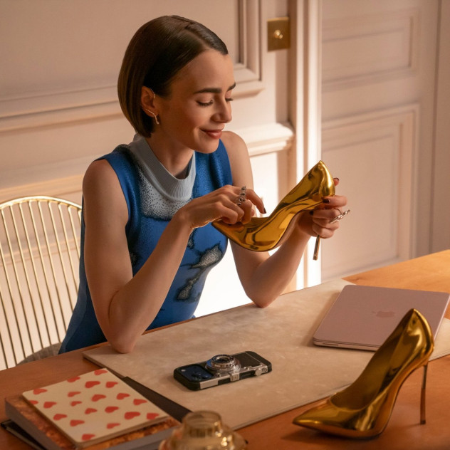 Οι πρώτες εικόνες από τον επίλογο του Emily in Paris κυκλοφόρησαν και φέρνουν μαζί τους νέες ιστορίες, σχέσεις και μια εντυπωσιακή γκαρνταρόμπα