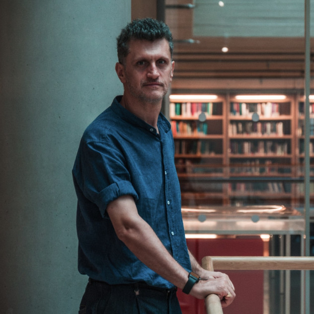 Face to Face με τον Κώστα Πράπογλου: «Μια έκθεση συνεχίζει να υπάρχει όταν υπερβαίνει τη διάρκειά της και εγγράφεται στη συλλογική μνήμη»