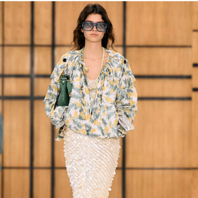 LFW SS27: Ο Daniel Lee αφήνει πίσω την αυστηρή τελειότητα του Burberry και στρέφεται στη βρετανική pop κουλτούρα και μια πιο αυθόρμητη, νεανική αισθητική