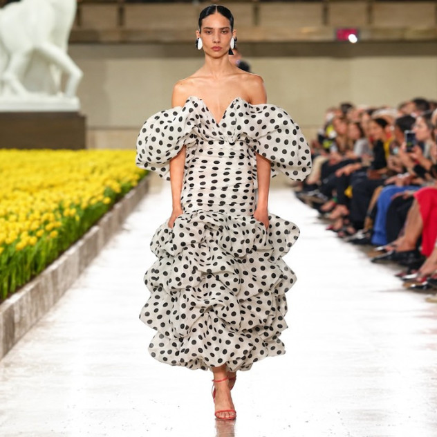 Η νέα συλλογή της Carolina Herrera γιορτάζει τα 45 χρόνια του οίκου μέσα από μια εντυπωσιακή επιστροφή στις ρίζες του