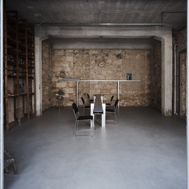 Το Office Showroom ανοίγει ένα νέο κεφάλαιο για την τέχνη στον Πειραιά