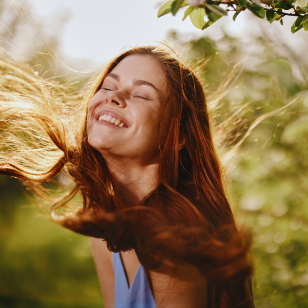 All About Hair: Ιδιαίτερες υφές, λάμψη και κίνηση συνθέτουν τη νέα εικόνα των μαλλιών