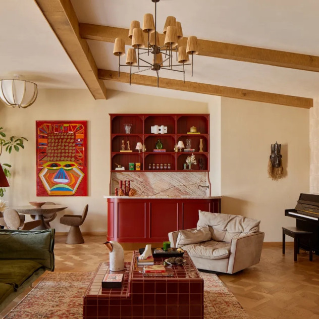 Ένα ζεστό διαμέρισμα στη Mumbai που μοιάζει με chalet, παρότι βρίσκεται στον 17ο όροφο ενός ουρανοξύστη