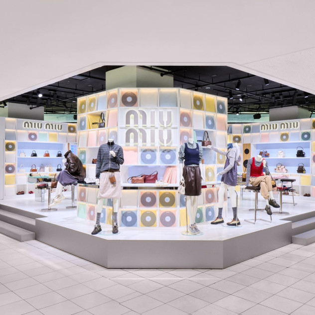 Το Miu Miu Vinyl Club έγινε το iconic pop-up του οίκου που μετέτρεψε τη μόδα σε μουσική εμπειρία