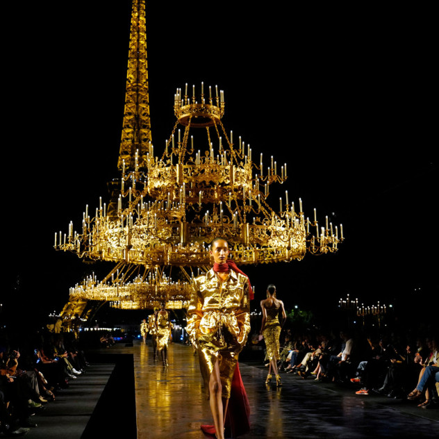 Οι εντυπωσιακοί chandleries του Saint Laurent μετέτρεψαν το Trocadéro σε ένα ballroom χωρίς τοίχους