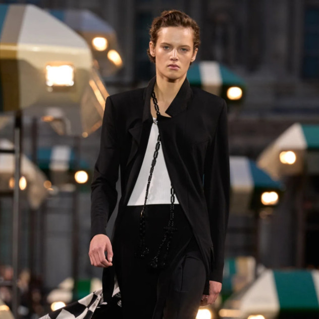 Louis Vuitton SS27: Ο Nicolas Ghesquière έκλεισε την Εβδομάδα Μόδας του Παρισιού με μια συλλογή που δίνει προτεραιότητα στην κίνηση, την άνεση και την ελευθερία του σώματος