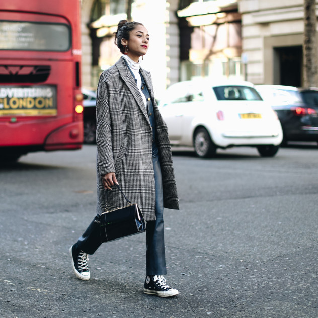 Αυτό είναι το χρώμα στα sneakers που φορούν όλες οι fashionistas