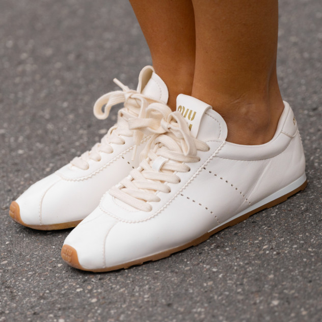 Λευκά sneakers: Πώς θα τα διατηρήσετε σαν καινούρια