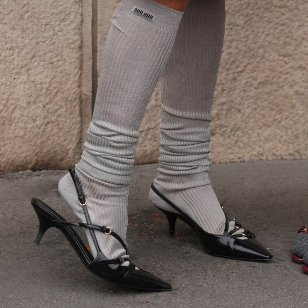 Socks & Slingbacks: Το πιο απρόσμενο fashion combo της σεζόν που θέλουμε να υιοθετήσουμε