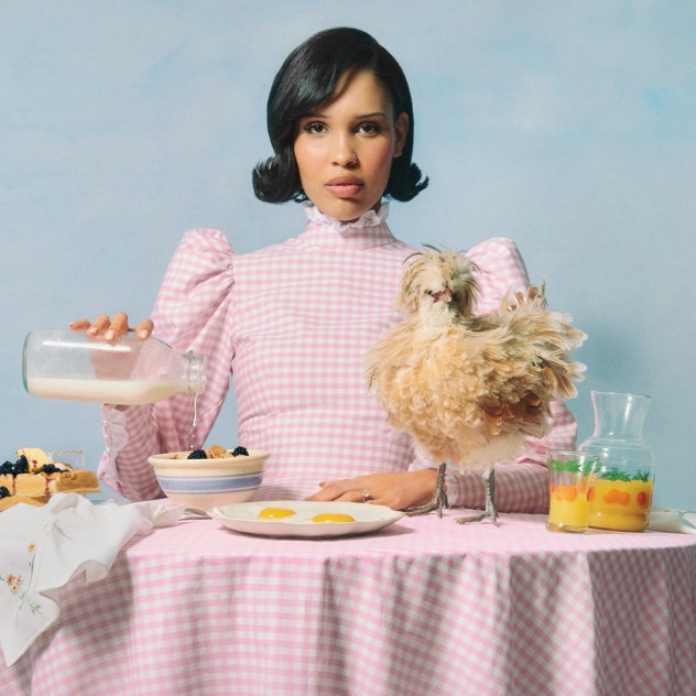 Η απόλυτη food content creator, Nara Smith, μας αποκαλύπτει πώς οργανώνει το τέλειο dinner party