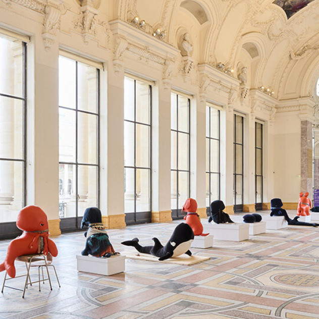 Τα λούτρινα πλάσματα της Cosima von Bonin κατακτούν το Petit Palais στο πλάισιο της Art Basel Paris