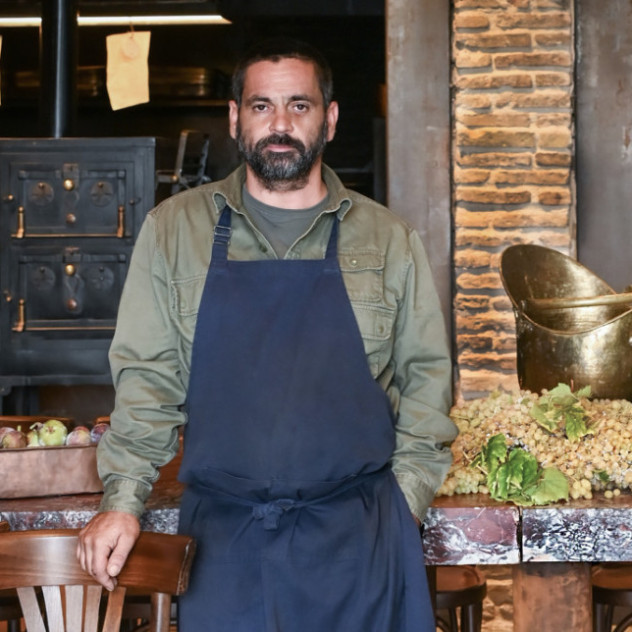 O Ιορδάνης Τσενεκλίδης και ο Παναγιώτης Σιαφάκας, οι ιδρυτές των Nomade et Sauvage, μας υποδέχονται στο νέο τους εστιατόριο στον Κεραμεικό