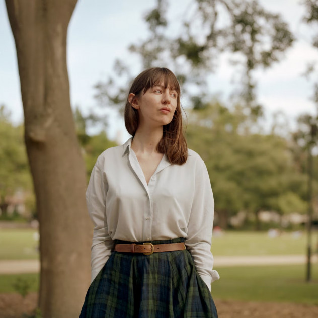 Sally Rooney: Γιατί τα βιβλία της αποσύρονται από τη Βρετανία και ποιοι διάσημοι στέκονται στο πλευρό της;