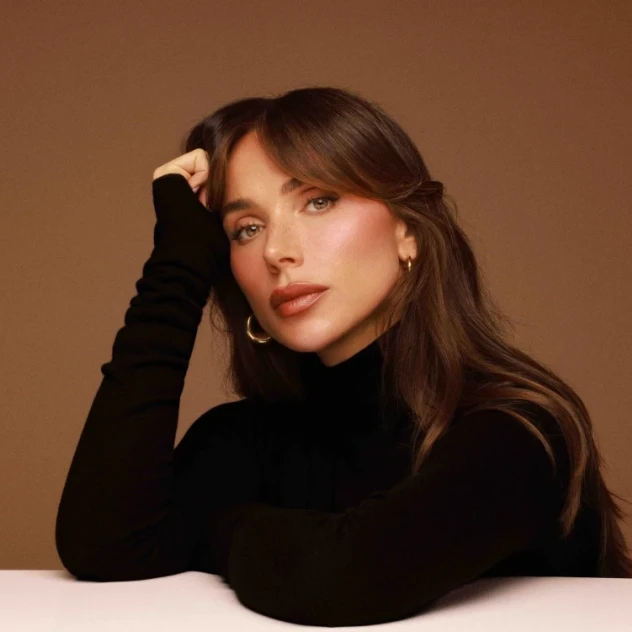Suede Eyes: Το πιο κομψό μακιγιάζ του φθινοπώρου χρειάζεται μόνο μία σκιά