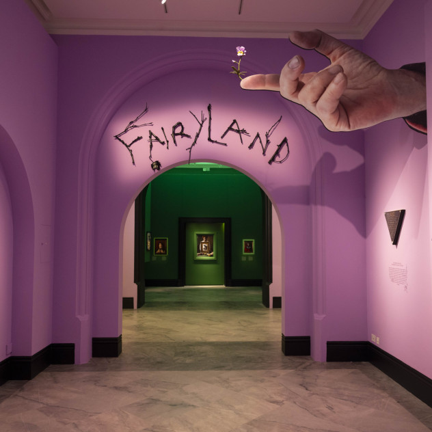 Η έκθεση “Fairyland: Love and Legends” του Tim Walker στο Λονδίνο γιορτάζει την queer ιστορία μέσα από 250 φωτογραφικά πορτρέτα