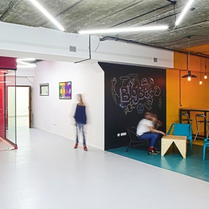 Ένας εντυπωσιακός χώρος γραφείων στην Αρμενία ποντάρει στο χρώμα