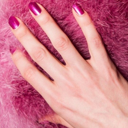 Chrome nails: Πώς να πετύχετε μόνες σας την πιο hot τάση στα νύχια 