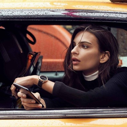 H Emily Ratajkowski σας συστήνει το απόλυτο smart watch 
