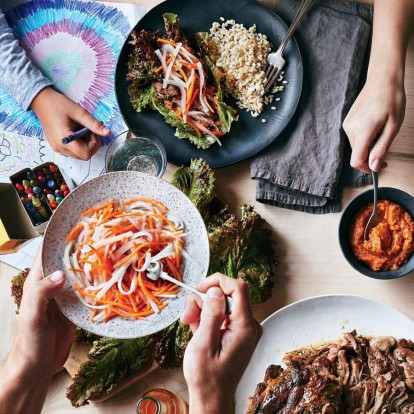 Τα οικογενειακά τραπέζια ευεργετούν τα παιδιά 