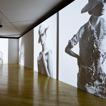 Jil Sander Present Tense: η πρώτη έκθεση αφιερωμένη στη διάσημη σχεδιάστρια 