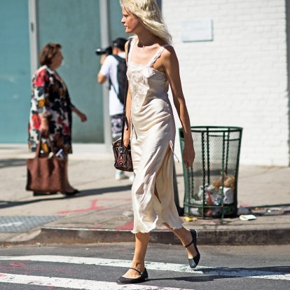 Slip dress: γιατί το αγαπάμε και πώς να το φορέσετε σωστά 