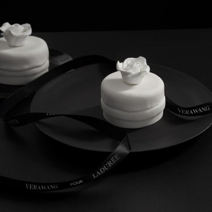 Οι πρώτες εικόνες από τα γλυκά της Vera Wang για τα Ladurée 