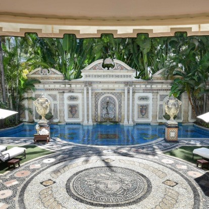 Μπορείτε να μείνετε στο εμβληματικό σπίτι του Gianni Versace 