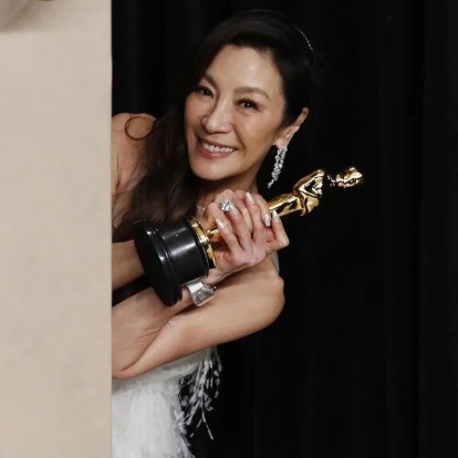 Do it like Michelle Yeoh: Αυτά είναι τα beauty secrets της ηθοποιού που μαγνήτισε τα βλέμματα στα Oscars