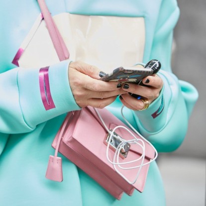 Τι είναι το doom scrolling και 8 τρόποι για να το σταματήσετε