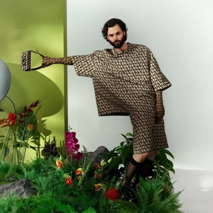 Ο Penn Badgley είναι το πρόσωπο της νέας ανδρικής καμπάνιας του Valentino 