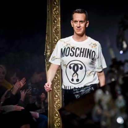 Ο Jeremy Scott αποχωρεί από τον Moschino μετά από 10 χρόνια 
