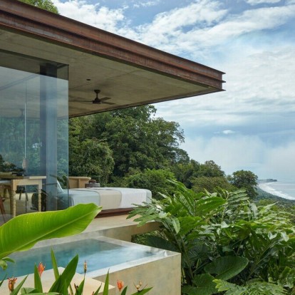 Δύο breathtaking βίλες βουτηγμένες στο πράσινο γίνονται «ένα» με τη φύση