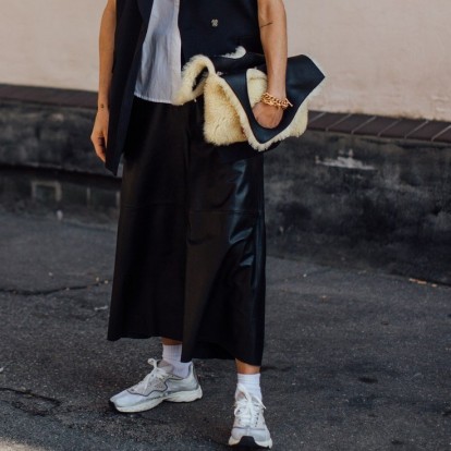 Dress & Sneakers: Οι πιο ανοιξιάτικοι συνδυασμοί για day to night εμφανίσεις