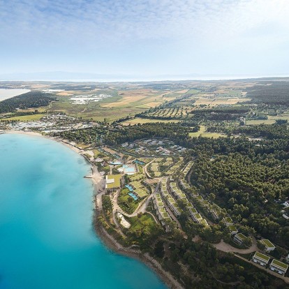 Πλαισιωμένο από το ατελείωτο γαλάζιο της χερσονήσου Κασσάνδρας στη Χαλκιδική, το πολυβραβευμένο Sani Resort συνδυάζει ένα μαγικό τρίπτυχο επιτυχίας 