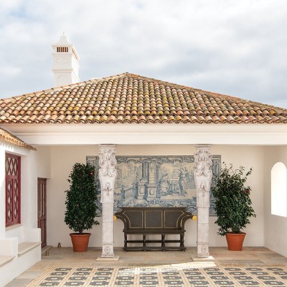 Ο Christian Louboutin επέλεξε ένα μικρό γραφικό χωριό της Πορτογαλίας για να ανοίξει το πρώτο του ξενοδοχείο