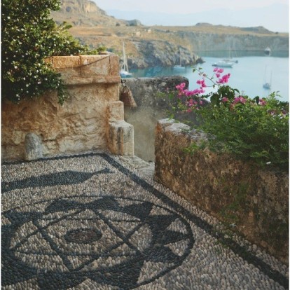 Πέντε αιώνες ιστορίας της γοητευτικής Λίνδου αποτυπώνονται σε κάθε σημείο αυτής της κατοικίας 
