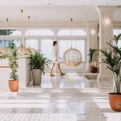 Κυκλαδίτικη αύρα στο πολυτελές beach hotel μία ώρα μακριά από την Αθήνα 